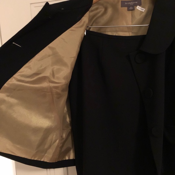 Skirt suit - Picture 2 of 3